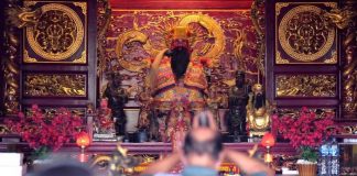 Ritual mengganti jubah menjelang Imlek di Klenteng Hoo Tong Bio, Banyuwangi