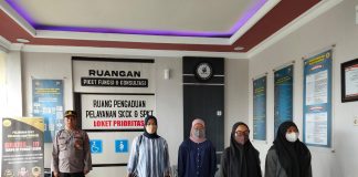 Anggota Polresta Banyuwangi dan pengunjung menyanyikan lagu Indonesia Raya sebagai tradisi rutin, Senin (31/1/2022) siang.