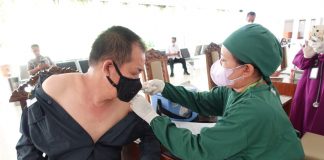 Wakil Ketua DPRD Banyuwangi mendapatkan vaksinasi dosis ketiga, Senin (31/1/2022) pagi/udi