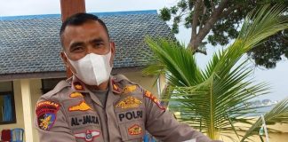 Kasatpolair Polresta Banyuwangi Kompol Jeni Al Jauza menunjukkan barang bukti plastik pembungkus rapid kit yang berserakan di perairan Selat Bali, Senin (31/1/2022) sore/udi.