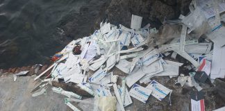 Limbah bekas alat swab dibuang sembarangan di pesisir Kapuran, Banyuwangi/ist