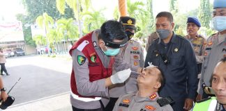 Kapolresta Banyuwangi Kombespol Nasrun Pasaribu bersama jajaran menjalani swab tes, Senin (31/1/2022).