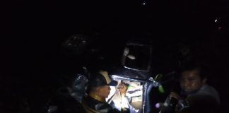 Petugas mengevakuasi korban dalam mobil yang terjun ke jurang di lereng Gujung Ijen, Banyuwangi, Selasa (1/2/2022) malam/ist