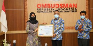 Bupati Banyuwangi Ipuk Fiestiandani menerima Penghargaan Kepatuhan Pelayanan Publik dari Ombudsman Jawa Timur/ist