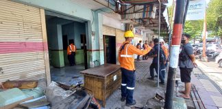 Petugas KAI Daop 9 Jember melakukan penertiban aset ruko di Pasar Karangrejo, Banyuwangi, Selasa (22/2/2022) siang.