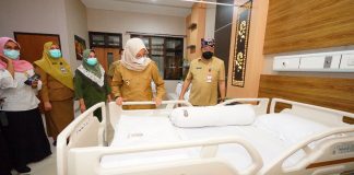 Bupati Banyuwangi Ipuk Fiestiandani mengecek kesiapan ruangan RSUD mengantisipasi lonjakan kasus Covid/dok.