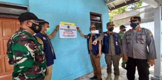 Satgas Covid Banyuwangi bersama Satpol PP menutup jasa rapid ilegal di sepanjang jalur Pelabuhan Ketapang, Senin (7/2/2022) lalu/udi.