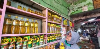 Pedagang di Pasar Banyuwangi menunjukkan stok minyak goreng yang makin langka, Selasa (15/2/2022) siang/udi.