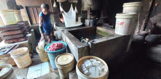 Perajin sedang membuat tahu di Lingkungan Pengantigan, Kecamatan Kota Banyuwangi, Banyuwangi, Selasa (15/2/2022)/udi.