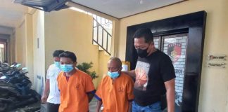 Dua tersangka penyelewengan pupuk bersubsidi diamankan ke Polresta Banyuwangi, Rabu (16/2/2022) siang.