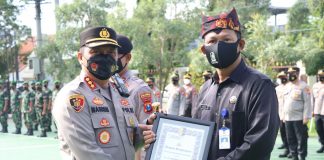 Kapolresta Banyuwangi Kombespol Nasrun Pasaribu menyerahkan penghargaan kepada Camat Pesanggaran, Kamis (24/2/2022) pagi.