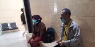 Kades Sumberberas Sri Purnanik (kiri) di depan ruang penyidik Unit Pidana Korupsi Polresta Banyuwangi, Jumat (25/2/2022) siang/udi