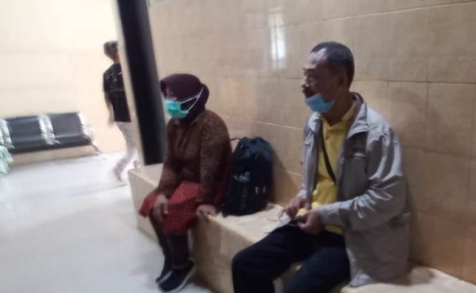 kades Kades Sumberberas Sri Purnanik (kiri) di depan ruang penyidik Unit Pidana Korupsi Polresta Banyuwangi, Jumat (25/2/2022) siang/udi