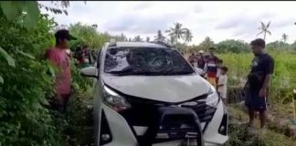 Warga melihat mobil misterius yang ditinggalkan di atas selokan sawah di Desa Sukamaju, Kecamatan Srono, Banyuwangi, Jumat (11/2/2022) pagi/ist.