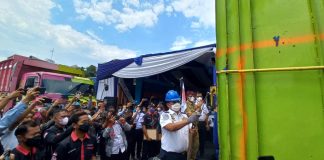 Dirjen Hubdat Kemenhub RI melakukan pemotongan dimensi truk Odol di Banyuwangi, Senin (7/2/2022) siang/udi.