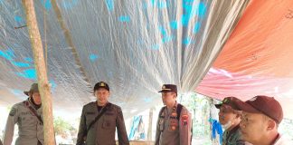 Banyuwangi, (pawartajatim.com) – Personel gabungan TNI, Polisi dan Perhutani merazia aktivitas tambang emas ilegal lereng Gunung Tumpangpitu, Desa Sumberagung, Kecamatan Pesanggaran, Banyuwangi, Rabu (16/2/2022) siang. Hasilnya, ditemukan peralatan penyedot air di dekat lubang galian. Mesin itu akhirnya diamankan ke Polsek Pesanggaran. Selain mesin, petugas mendapati tenda yang diduga digunakan penambang ilegal. “ Sebenarnya kita hanya patroli rutin bersama TNI dan Perhutani. Akhirnya, mendapati mesin penyedot air di lokasi galian,” kata Kapolsek Pesanggaran AKP Subandi. Diduga, mesin penyedot air itu ditinggalkan pemiliknya. Ketika tiba di lokasi, situasi sepi. Tak ada satupun penambang. Hanya bekas aktivitas galian yang berserakan. Dugaannya, penambang meninggalkan lokasi itu akibat musim hujan. Mereka memilih turun gurung. “ Memang sejak lama sudah sepi, tidak ada aktivitas penambangan,” tegas Kapolsek. Razia kali ini, menurut Kapolsek, untuk mendampingi Perhutani memantau kondisi hutan di lereng Tumpangpitu. Patroli digelar di dua titik, masing-masing petak 45 dan petak 47. Kawasan ini dicurigai menjadi lokasi penambangan emas ilegal. Mereka membuka galian secara liar. Otomatis merusak ekosistem hutan produksi milik Perhutani Banyuwangi Selatan ini. (udi) FOTO : Personel gabungan Polisi, TNI dan Perhutani merazia kawasan tambang emas ilegal di lereng Tumpangpitu, Banyuwangi, Rabu (16/2/2022) siang/ist