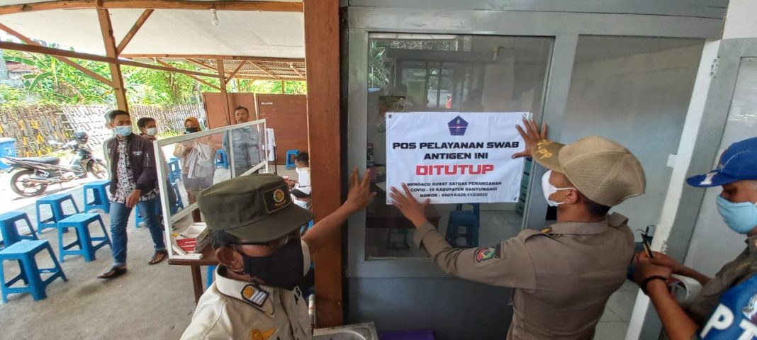 Petugas Satpol PP Banyuwangi bersama Satgad Covid menutup jasa rapid ilegal di sekitar Pelabuhan Ketapang, Banyuwangi, Senin (7/2/2022) siang/udi.