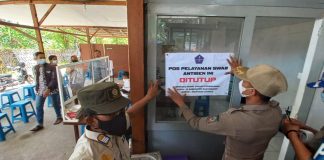 Petugas Satpol PP Banyuwangi bersama Satgad Covid menutup jasa rapid ilegal di sekitar Pelabuhan Ketapang, Banyuwangi, Senin (7/2/2022) siang/udi.