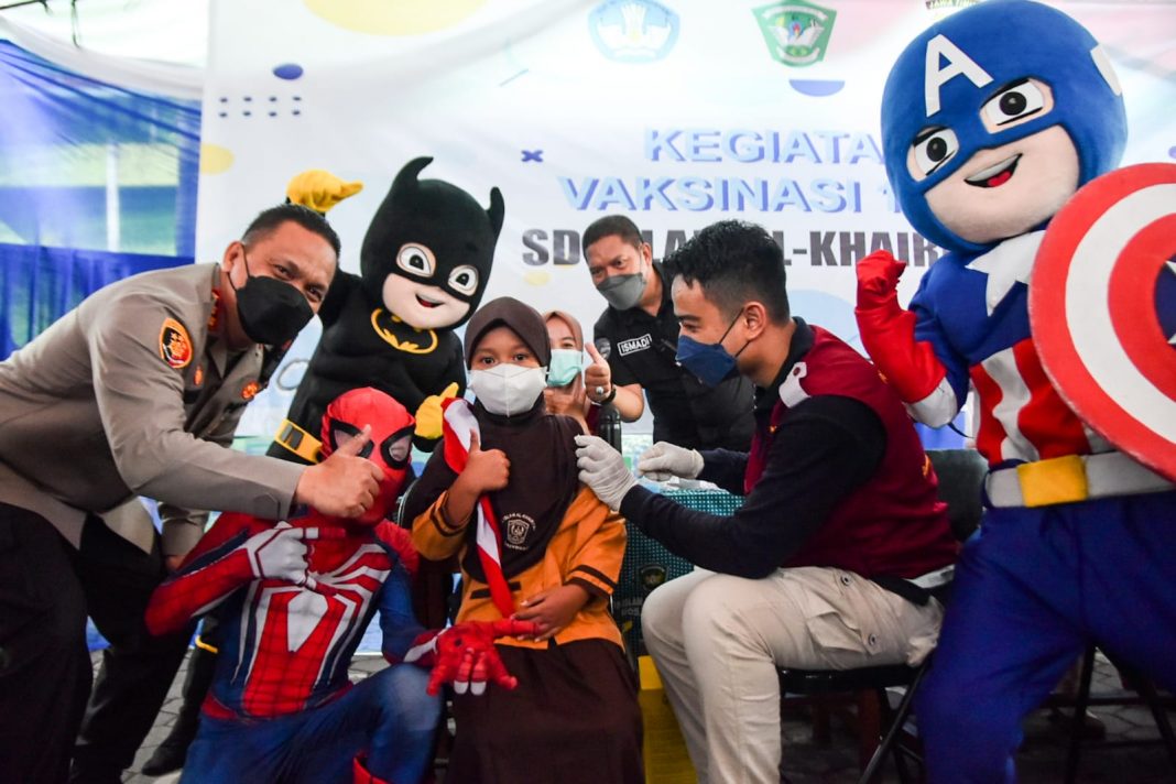 Siswa SD di Banyuwangi ditemani tokoh super hero terlihat sumringah saat divaksin, Jumat (11/2/2022) pagi/udi.
