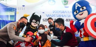 Siswa SD di Banyuwangi ditemani tokoh super hero terlihat sumringah saat divaksin, Jumat (11/2/2022) pagi/udi.