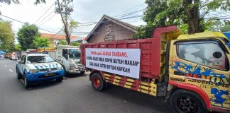 Puluhan armada truk diparkir di samping DPRD Banyuwangi dalam aksi protes penutupan galian C, Senin (14/2/2022) siang/udi.