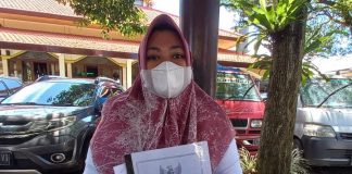 Mantan Bendahara Desa Sumberberas, Kecamatan Muncar, Banyuwangi Gilang Intan Purnama Sari menunjukkan berkas LPJ APBDes 2021 di Polresta Banyuwangi, Senin (4/4/2022).