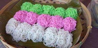 Kue patola yang menjadi jajanan khas warga Banyuwangi untuk berbuka puasa.