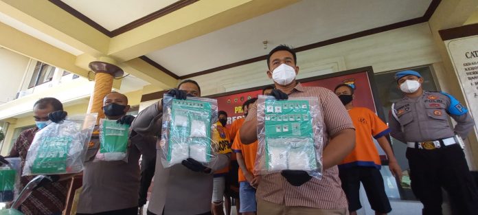 WhatsApp Image 2022-04-08 at 13.55.11 Polresta Banyuwangi berhasil mengamankan barang bukti sabu aeberat 0,5 kilogram lebih, Jumat (8/4/2022).