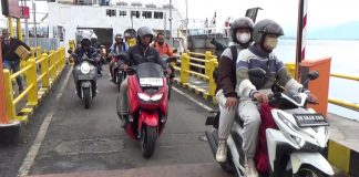 Pemudik dari Bali mulai mengalir di Pelabuhan Ketapang, Banyuwangi, Jumat (8/4/2022).