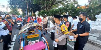 Forpimda Banyuwangi turun jalan membagikan 10.000 takjil, Selasa (12/4/2022) sore. Foto/udi.