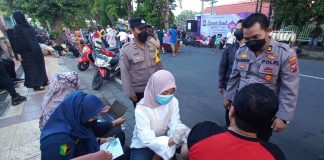 Pengunjung pasar takjil di Banyuwangi mendapatkan layanan vaksinasi dari Polresta Banyuwangi, Senin (4/4/2022).