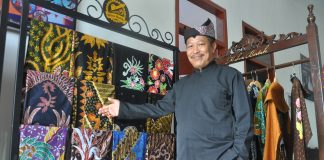 Kepala SMKN 2 Tegalsari, Dr. Umar Said menunjukkan produki batik hasil kreasi siswa, belum lama ini/Budi Wiriyanto