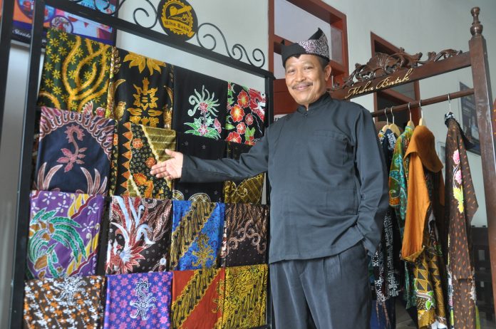 kepala SMKN 2 Tegalsari Kepala SMKN 2 Tegalsari, Dr. Umar Said menunjukkan produki batik hasil kreasi siswa, belum lama ini/Budi Wiriyanto