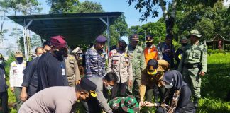 Jajaran Polresta Banyuwangi bersama warga dan wartawan menggelar tanam pohon di kawasan Gantasan, Licin, Kamis (30/6/2022).