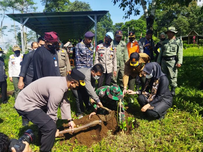 WhatsApp Image 2022-06-30 at 14.22.51 Jajaran Polresta Banyuwangi bersama warga dan wartawan menggelar tanam pohon di kawasan Gantasan, Licin, Kamis (30/6/2022).
