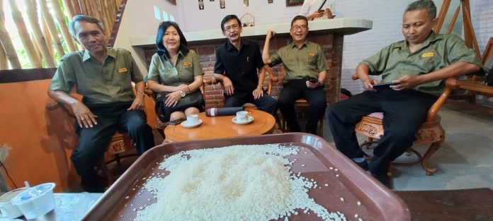 beras Jajaran investor padi Japonica mempromosikan beras asal Jepang ini di Banyuwangi, Rabu (15/6/2022).