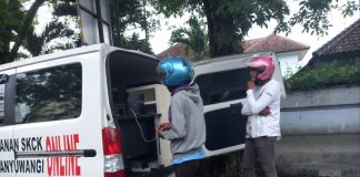 Warga mendapatkan layanan SKCK keliling dari Polresta Banyuwangi.