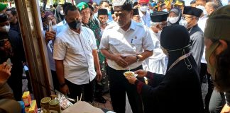 Menko Marves, Luhur Binsar Panjaitan meninjau expo UMKM binaan Ponpes di Banyuwangi, Kamis (1/9/2022) siang.