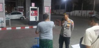 Polisi memasang police line di SPBU Pesanggaran, Banyuwangi.