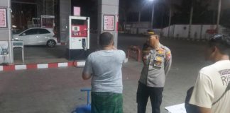 Polisi mendatangi SPBU di Pesanggaran, Banyuwangi setelah diduga menjual BBM bercampur air.