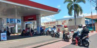 Kendaraan mengisi BBM di salah satu SPBU di kota Banyuwangi.
