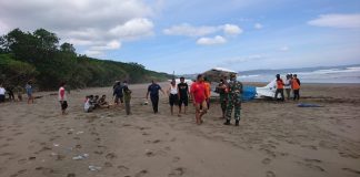 Kapal latih mendarat darurat di Pantai Alas Purwo, Banyuwangi