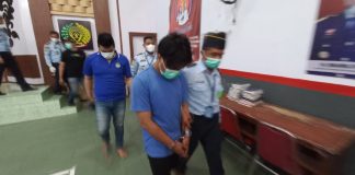 Petugas Lapas Banyuwangi menggiring dua warga binaan yang kedapatan akan menerima kiriman sabu, Senin (5/9/2022).