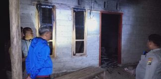 Warga dibantu Polisi memadamkan kebakaran rumah di Desa Wringinputih, Kecamatan Muncar.