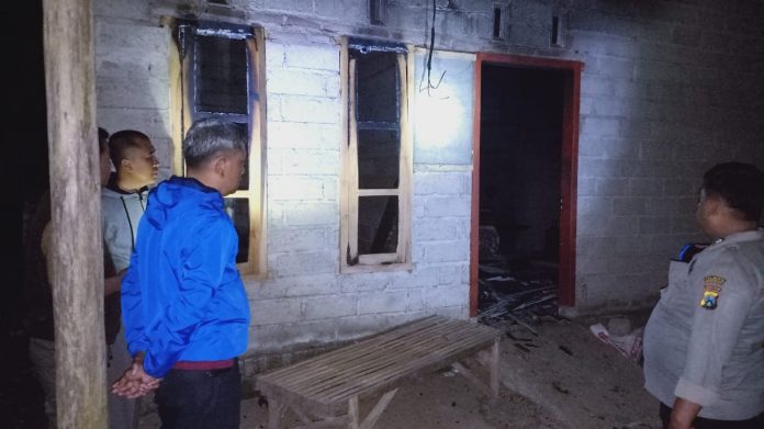 WhatsApp Image 2022-09-06 at 13.03.15 Warga dibantu Polisi memadamkan kebakaran rumah di Desa Wringinputih, Kecamatan Muncar.