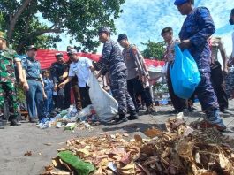 Serangkaian HUT TNI AL ke 77, pelajar di Banyuwangi diajak bersih-bersih pantai, Rabu (7/9/2022) siang.