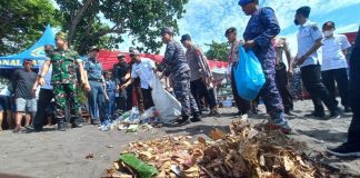 Serangkaian HUT TNI AL ke 77, pelajar di Banyuwangi diajak bersih-bersih pantai, Rabu (7/9/2022) siang.