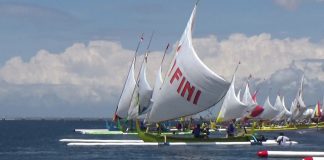 Deretan perahu saling adu cepat dalam lomba perahu layar di Selat Bali, Rabu (7/9/2022) siang.
