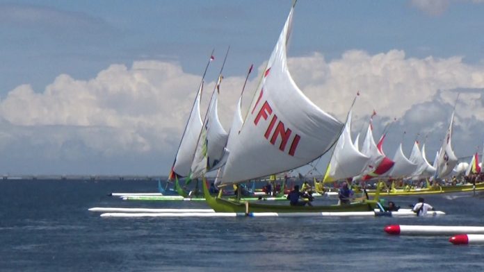 WhatsApp Image 2022-09-07 at 16.42.46 Deretan perahu saling adu cepat dalam lomba perahu layar di Selat Bali, Rabu (7/9/2022) siang.