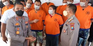 Tersangka SD bersama belasan tersanga narkoba diamankan di Polresta Banyuwangi, Rabu (7/9/2022) siang.